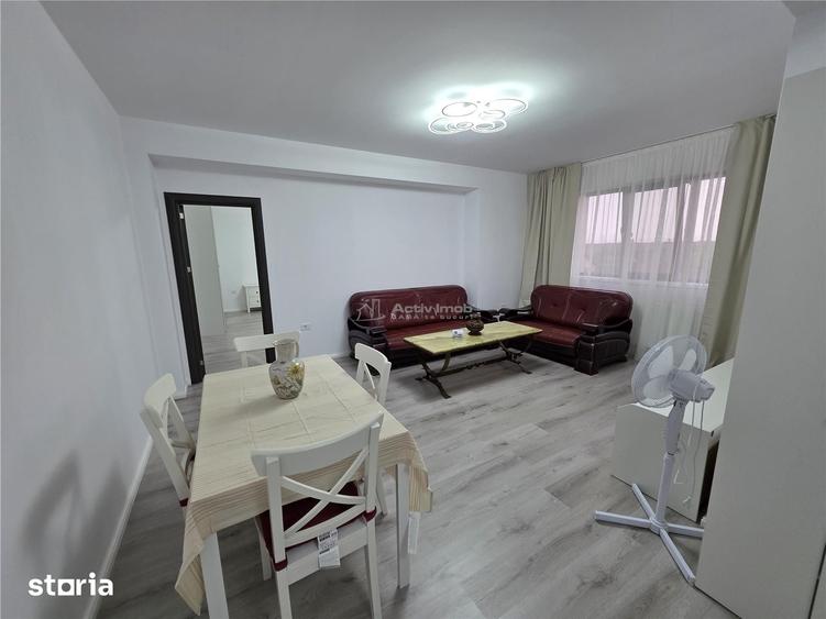 Apartament cu 3 camere semidecomandat în 1 Decembrie