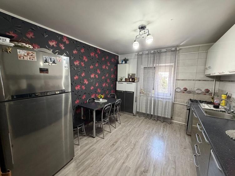 Apartament cu 3 camere decomandat, mobilat în Buzaului