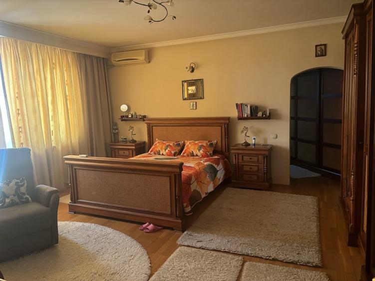 Casă cu 7 camere cu Teren 1000 Mp în Central