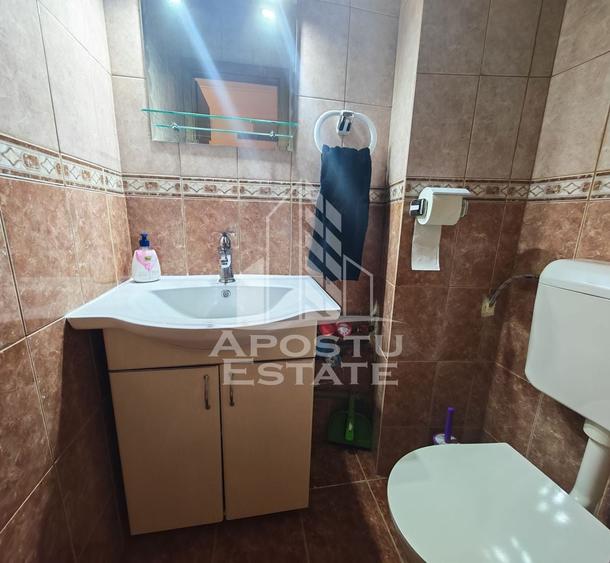 Apartament cu 3 camere semidecomandat în Aradului