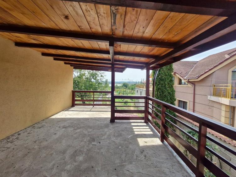 Casă cu 7 camere cu Teren 1700 Mp în Central