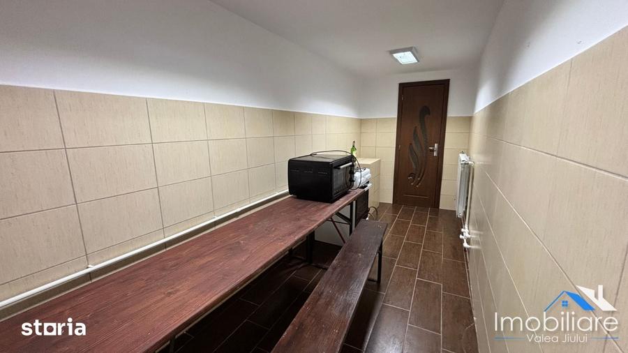 Casă cu 5 camere decomandat cu Teren 100 Mp în Petros