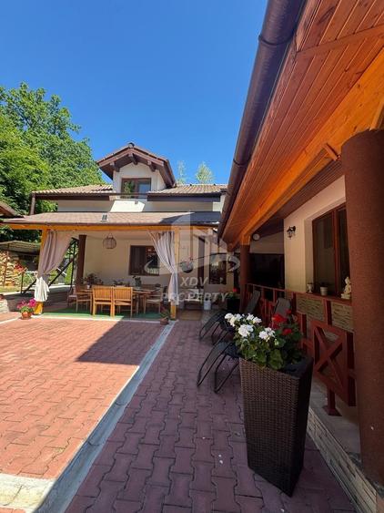 Casă individuală cu 7 camere cu Canalizare în Șelimbăr