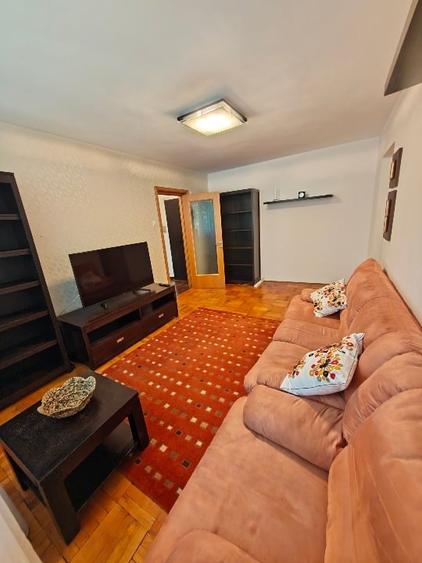 Apartament cu 3 camere semidecomandat, mobilat în Titan