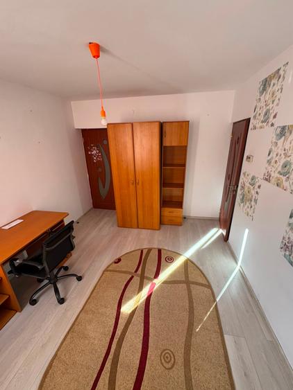 Apartament cu 3 camere semidecomandat în 7 Noiembrie
