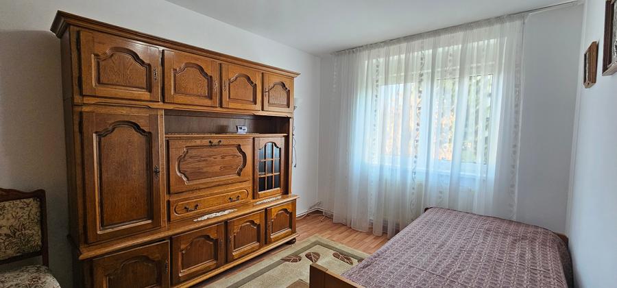 Inchiriez apartament de 2 camere,decomandate situat in zona Cedonia,la etajul 3 - 8