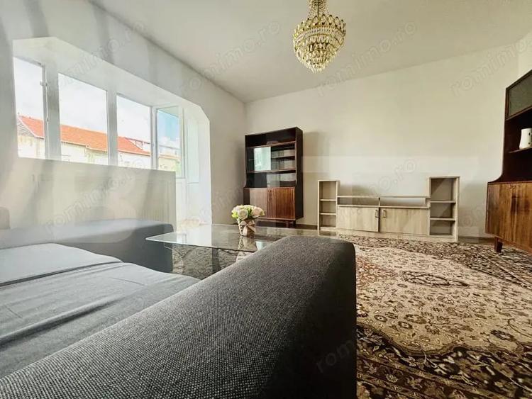 Apartament cu 4 camere decomandat în Girocului