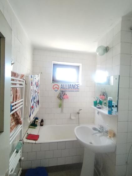 Apartament cu 4 camere decomandat în Casa de Cultură