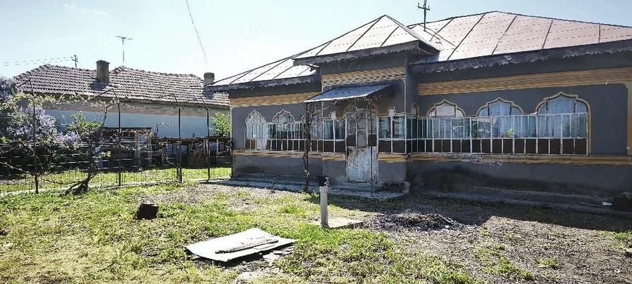 Casă cu 4 camere cu Teren 1634 Mp în Teslui