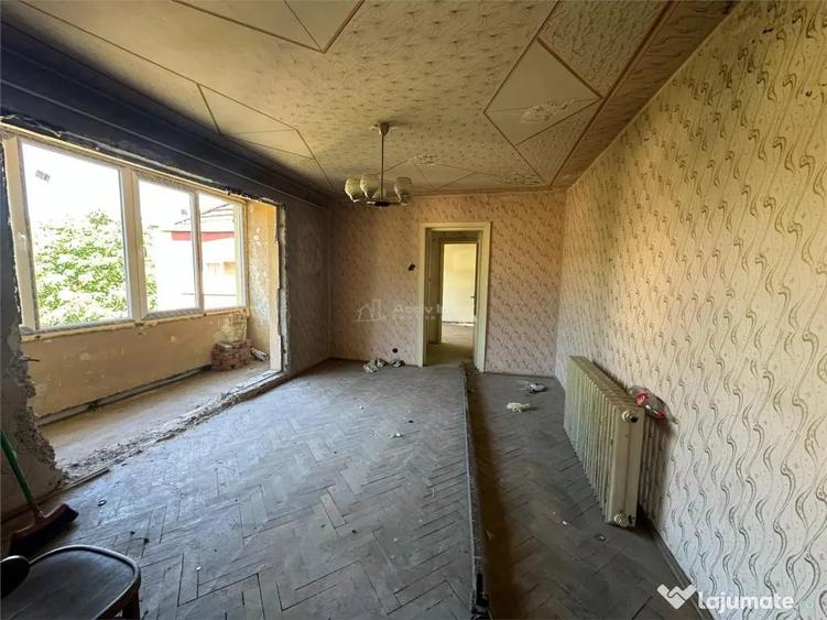 Apartament cu 3 camere semidecomandat în Central