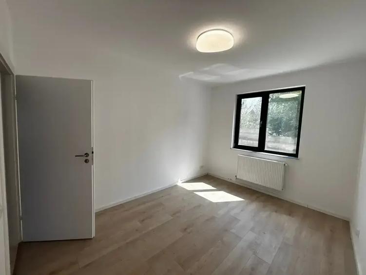 Apartament cu 3 camere semidecomandat în Mânăstirea