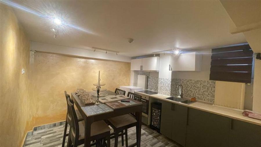 Casă cu 11 camere cu Teren 180 Mp în Central
