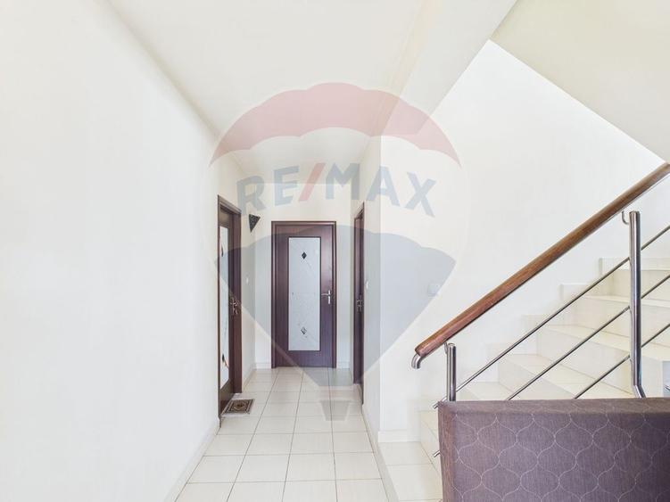 Casă cu 5 camere cu Teren 343 Mp în Central
