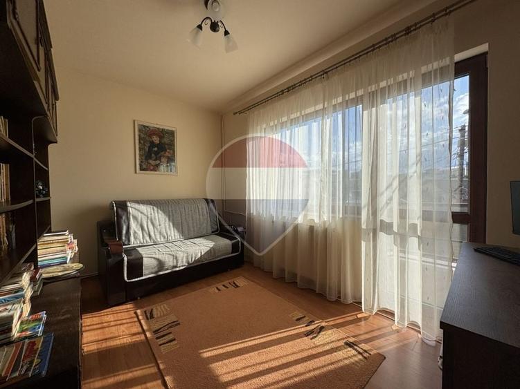 Casă individuală cu 6 camere cu Teren 268 Mp în Între Lacuri