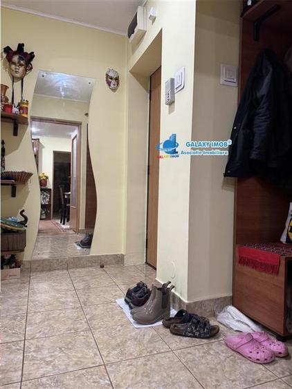 Apartament cu 3 camere semidecomandat în Titan
