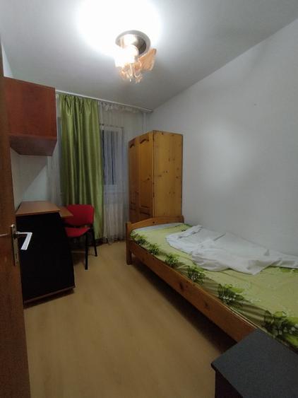 Apartament cu 3 camere semidecomandat în Tractorul