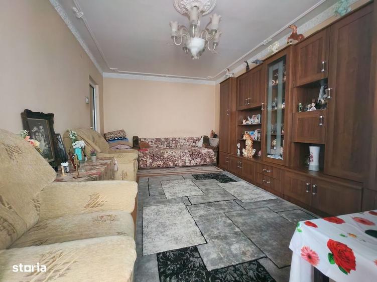 Apartament cu 4 camere decomandat în CET