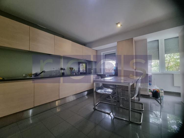 Apartament cu 3 camere semidecomandat, mobilat în Vitan