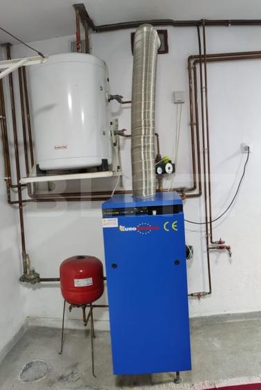 Casă individuală cu 10 camere cu Canalizare în Central