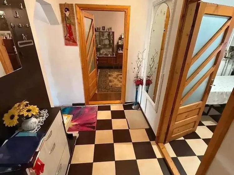 Apartament cu 4 camere decomandat în Craiovița Nouă
