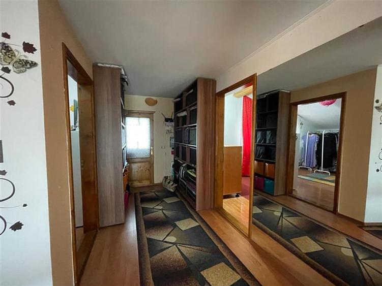 Casă individuală cu 5 camere cu Canalizare în Central