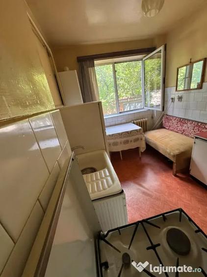 Apartament cu 2 camere semidecomandat în Calea Galați