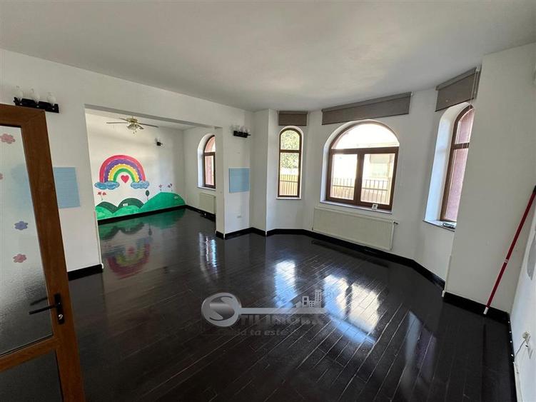 Casă cu 10 camere cu Teren 400 Mp în Central