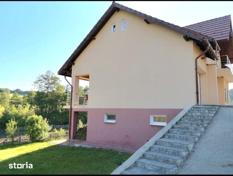 Casă cu 5 camere cu Teren 1600 Mp în Golești