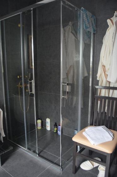 Casă cu 8 camere cu Teren 500 Mp în Central