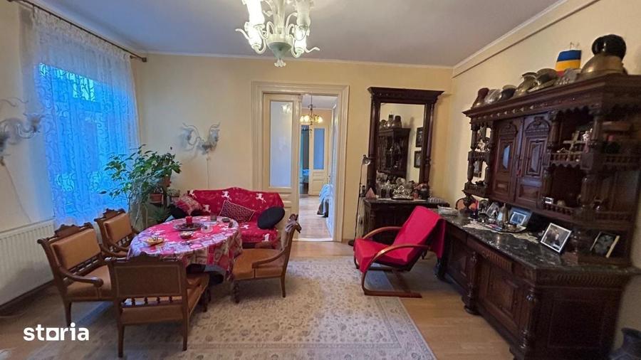 Casă cu 6 camere cu Teren 307 Mp în Schei