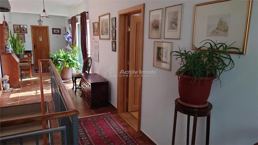 Casă cu 7 camere cu Teren 7241 Mp în Central