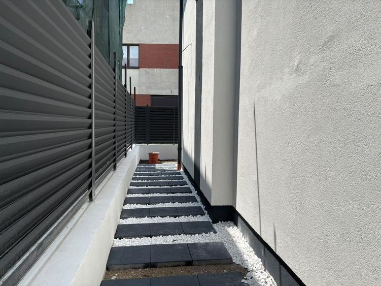 Casă individuală cu 4 camere cu Canalizare în Est