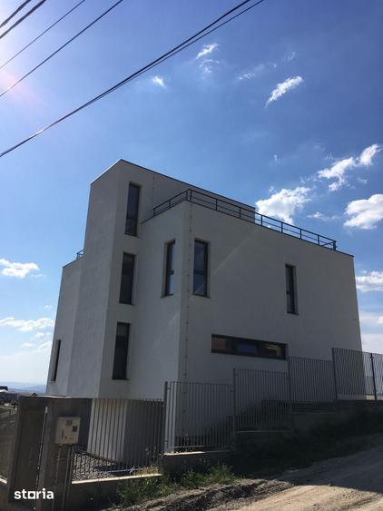 Casă cu 8 camere cu Teren 470 Mp în Apahida