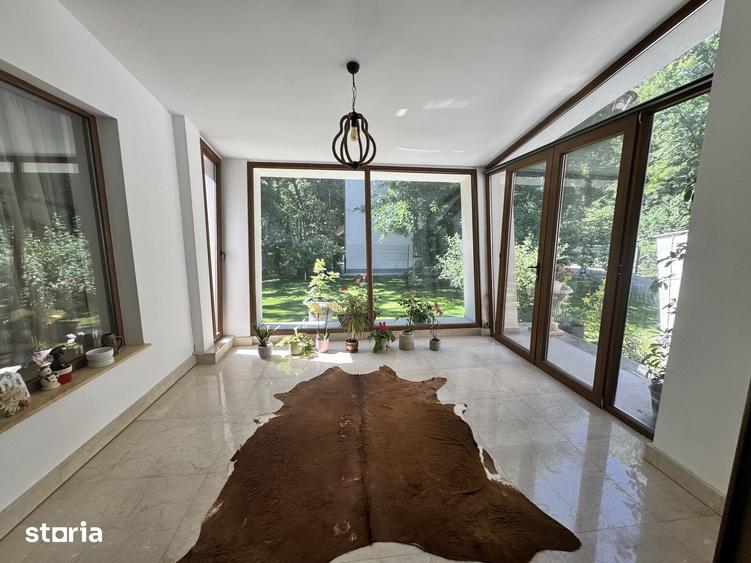 Casă cu 8 camere cu Teren 4750 Mp în Central