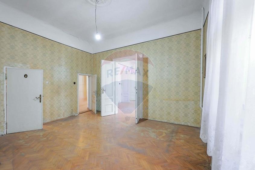 Apartament cu 4 camere semidecomandat în Central