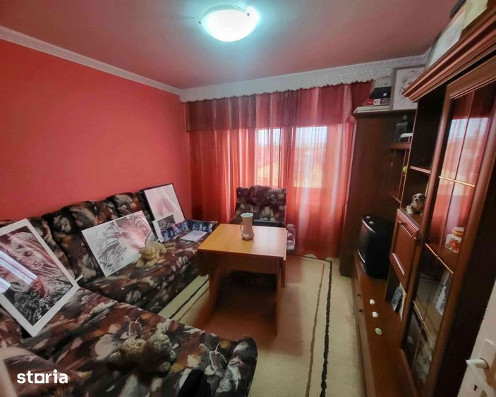 Apartament cu 3 camere decomandat în Mioriței