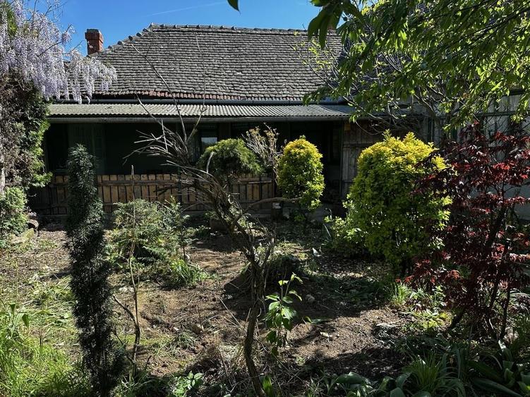 Casă cu 3 camere în Ghioroc