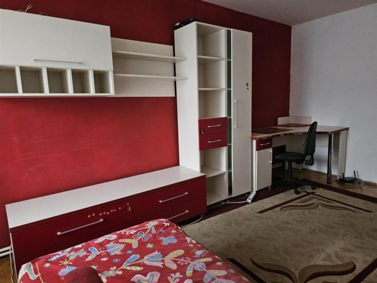 Apartament cu 3 camere decomandat, mobilat în Alexandru cel Bun