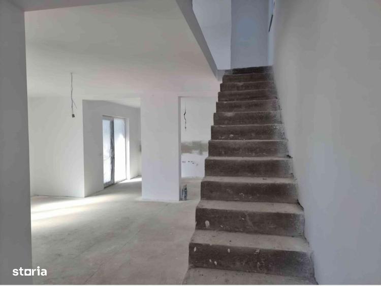 Casă cu 4 camere în Preajba