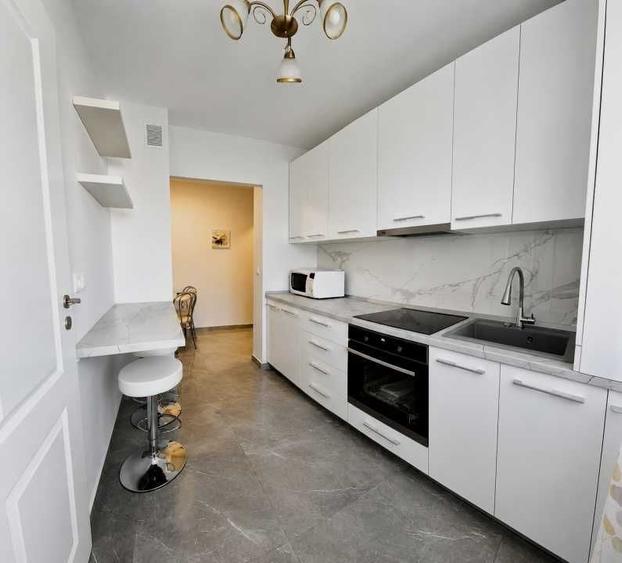 Apartament cu 3 camere semidecomandat în Central