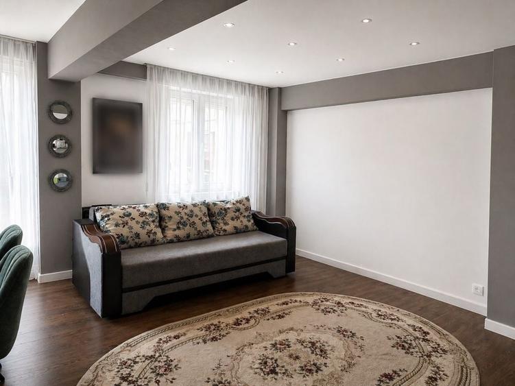 Apartament cu 3 camere semidecomandat în Central