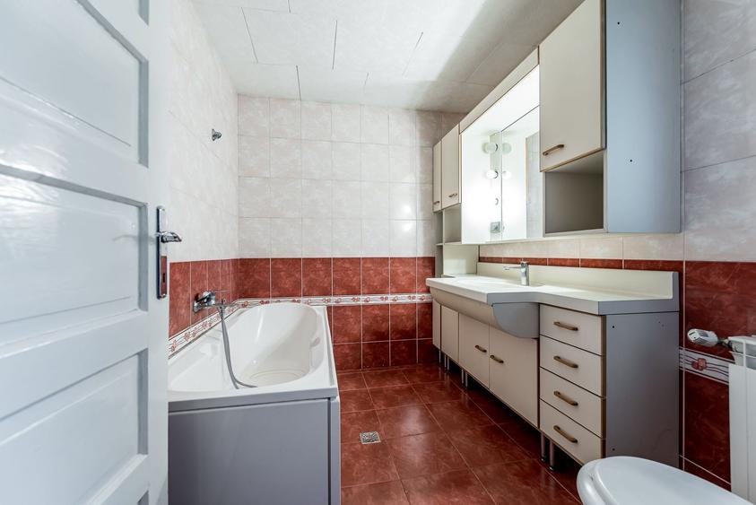 Casă individuală cu 5 camere cu Canalizare în Funcționarilor