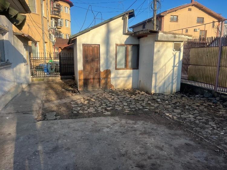 Casă individuală cu 8 camere cu Teren 481 Mp în Central