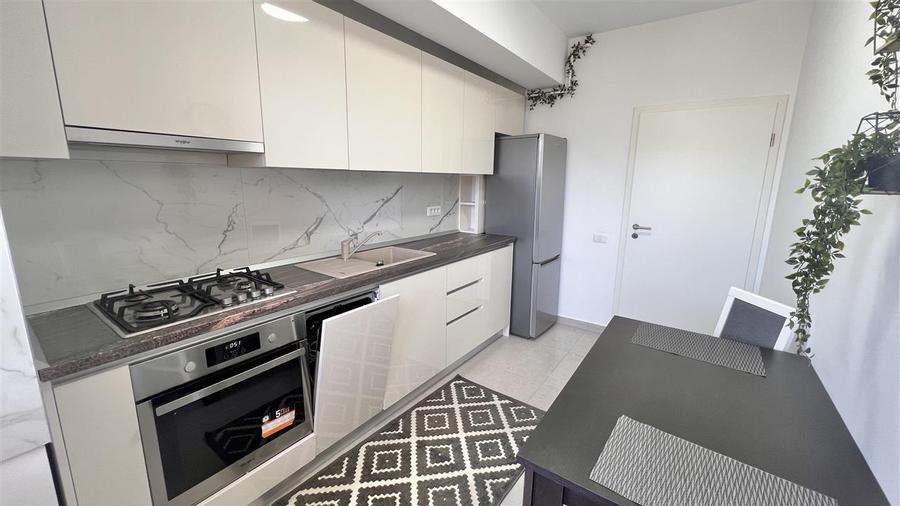 Apartament cu 2 camere decomandat în Tractorul