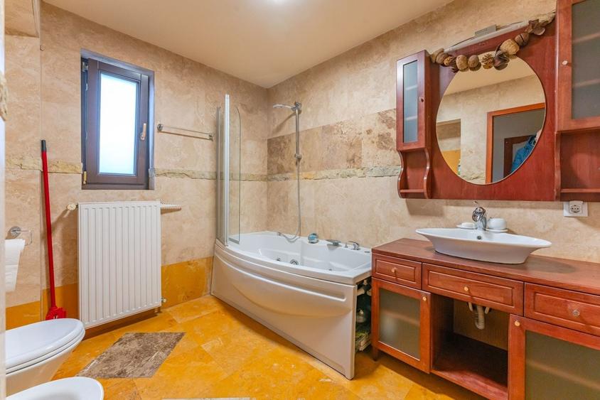 Casă individuală cu 7 camere cu Canalizare în Central