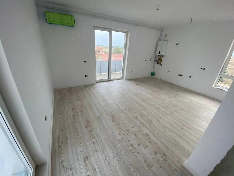 Apartament cu 3 camere semidecomandat în Giroc