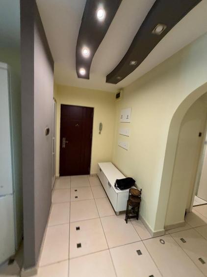 Apartament cu 3 camere decomandat, mobilat în Girocului