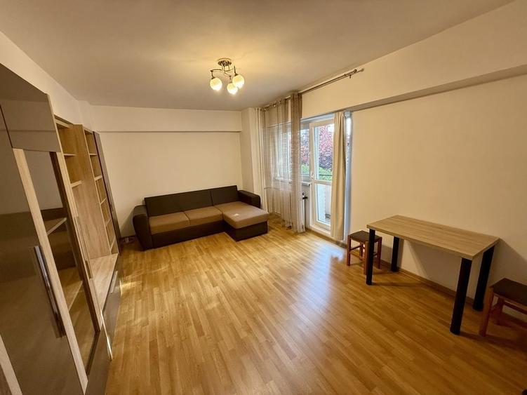 Garsonieră decomandată în Central