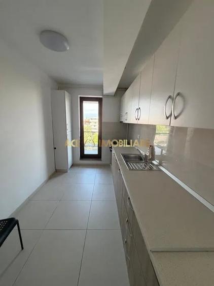 Apartament cu 4 camere decomandat, mobilat în Băneasa