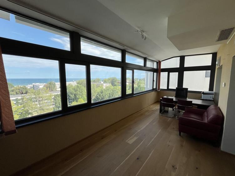 Penthouse cu 6 camere decomandat, mobilat în Central